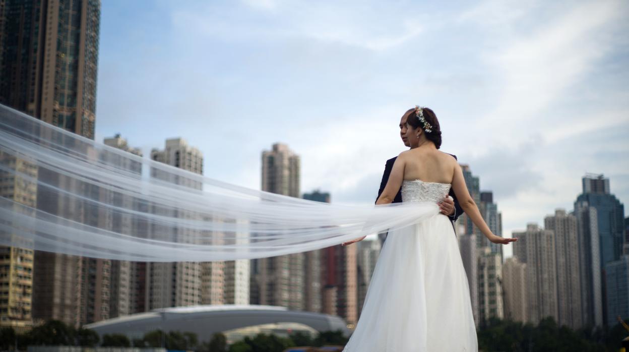 Una pareja se hace una sesión de fotos de boda en China