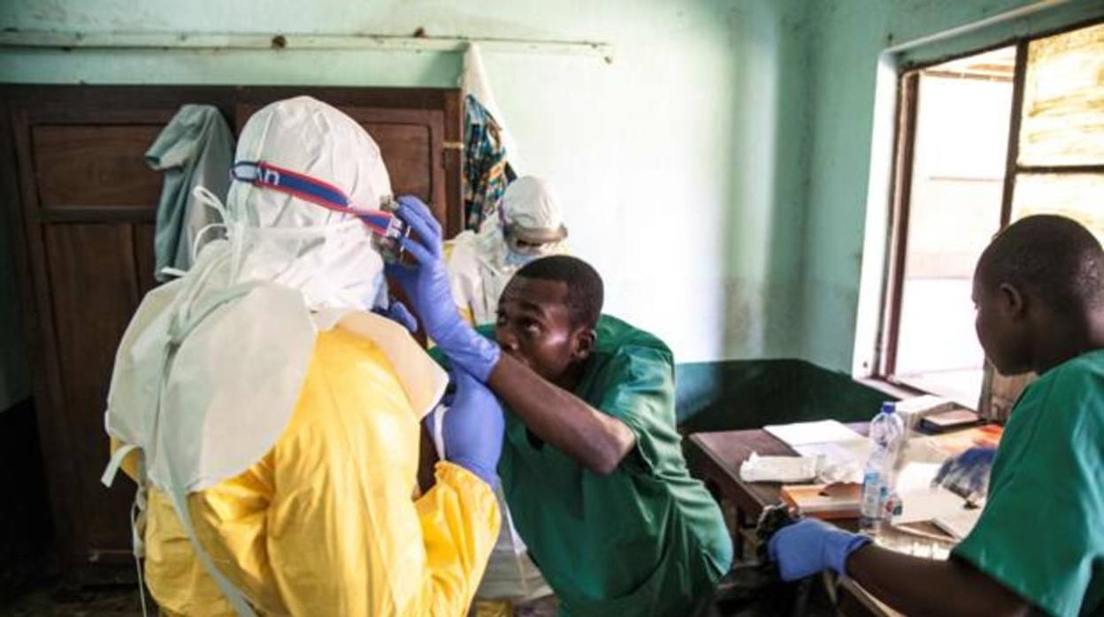 Un trabajador sanitario se prepara para atender pacientes de ébola