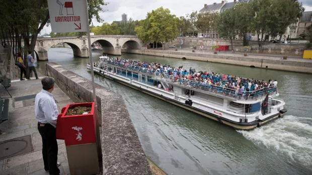 Polémica en París por la instalación de urinarios solo para hombres a orillas del Sena