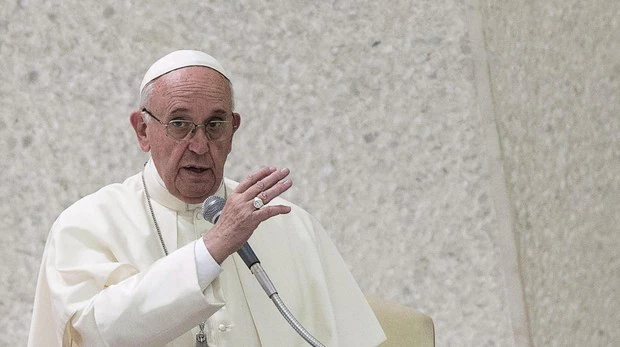 El Papa reza con los fieles por las víctimas del puente de Génova