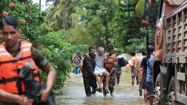 Ascienden a 370 los muertos por las inundaciones en Kerala, las peores del siglo