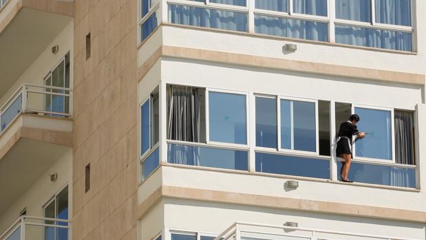 Muere un turista alemán tras precipitarse al vacío desde la planta 12 de un hotel de la Playa de Palma