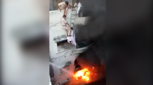 El increíble rescate a una mujer durante un incendio en India