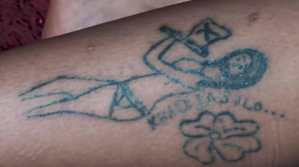 Uno de los tatuajes que los violadores hicieron a la joven