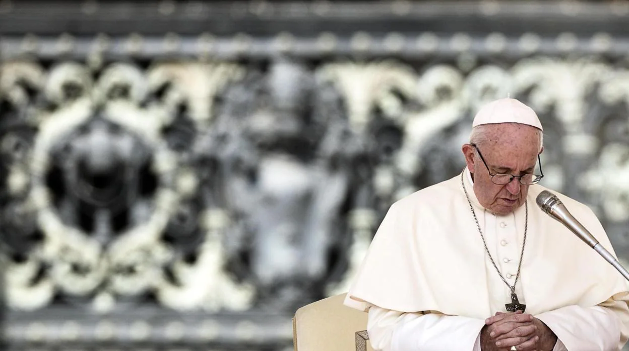 El papa Francisco reza durante su audiencia general