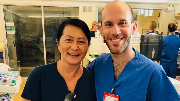 Una enfermera acaba trabajando con el bebé prematuro que cuidó 28 años antes