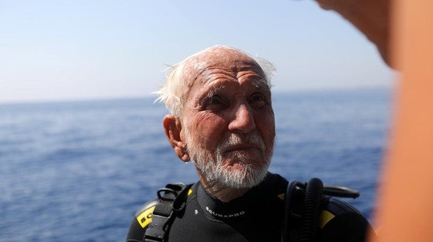 Un veterano de guerra de 95 años rompe un récord de submarinismo