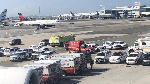 Diez pasajeros que se encontraban enfermos provocan que se ponga en cuarentena un avión en Nueva York