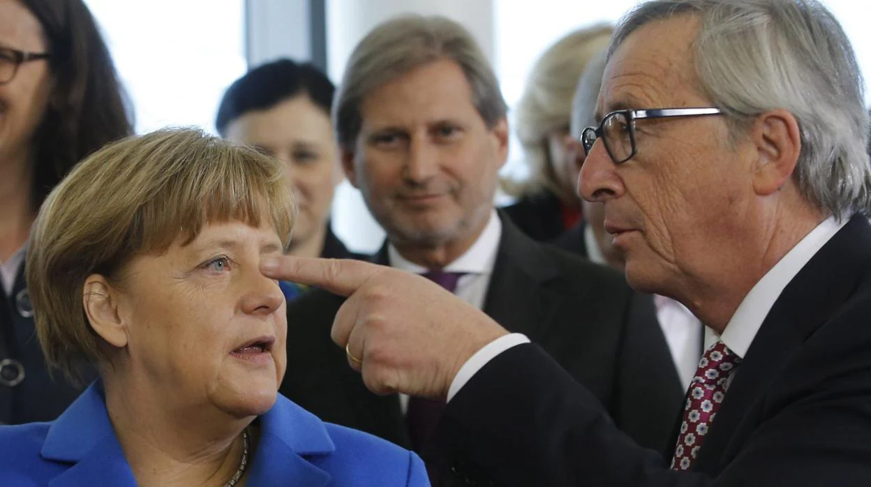 El presidente de la Comisión Europea, Jean-Claude Juncker y la canciller alemana Angela Merkel
