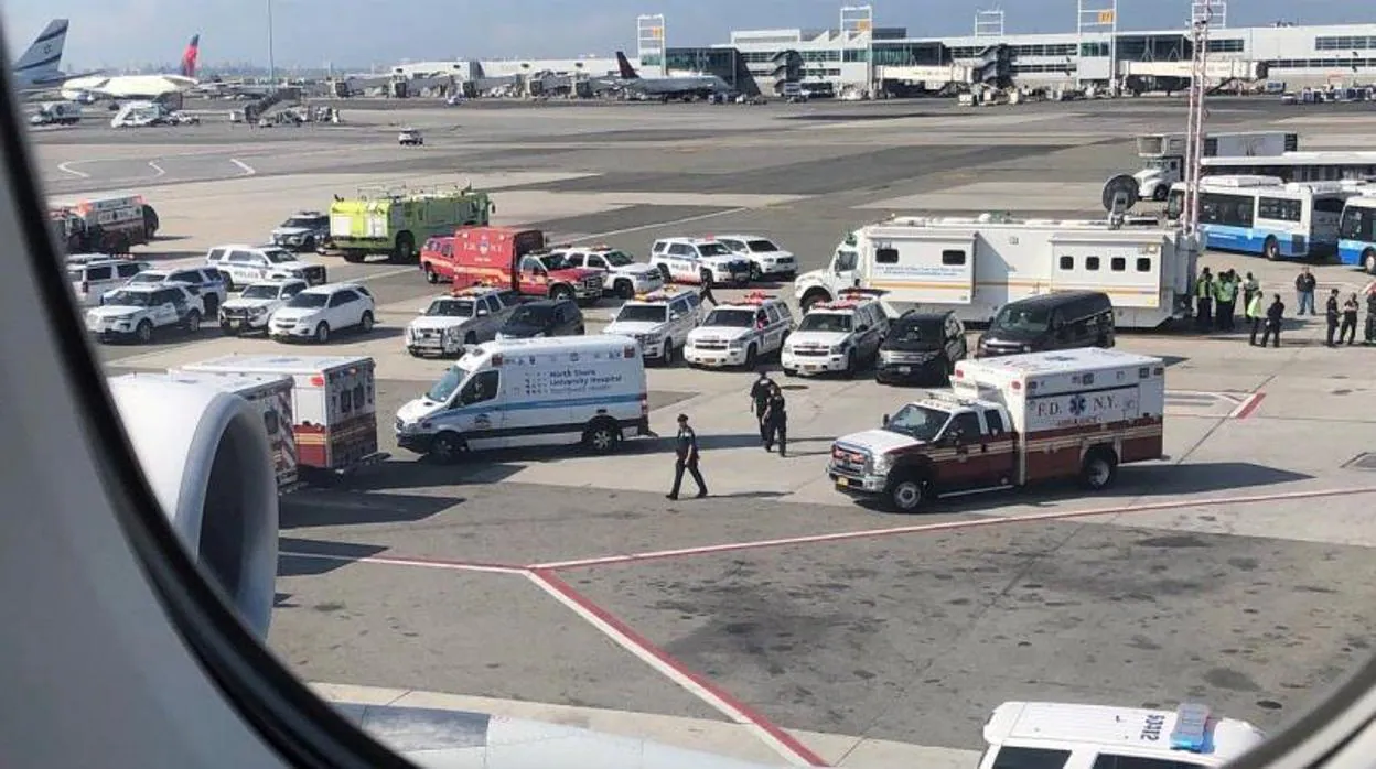 Imagen de las ambuacias que llegaron ayer a atender a los pasajeros del avión