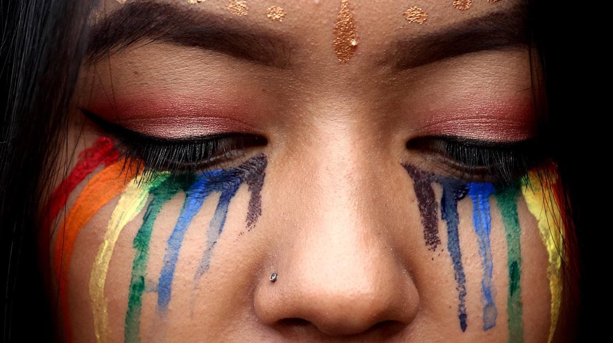 Una chica india fotografiada durante la marcha del orgullo LGTB en Bangalore (India)