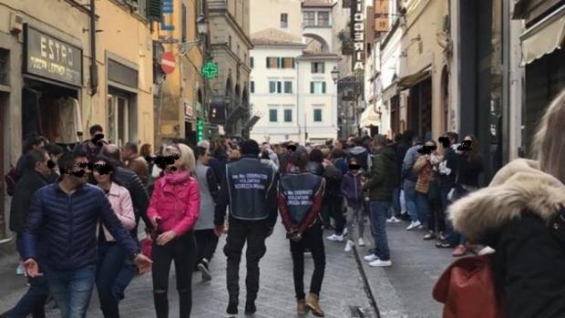 Florencia prohíbe comer en calles del centro histórico
