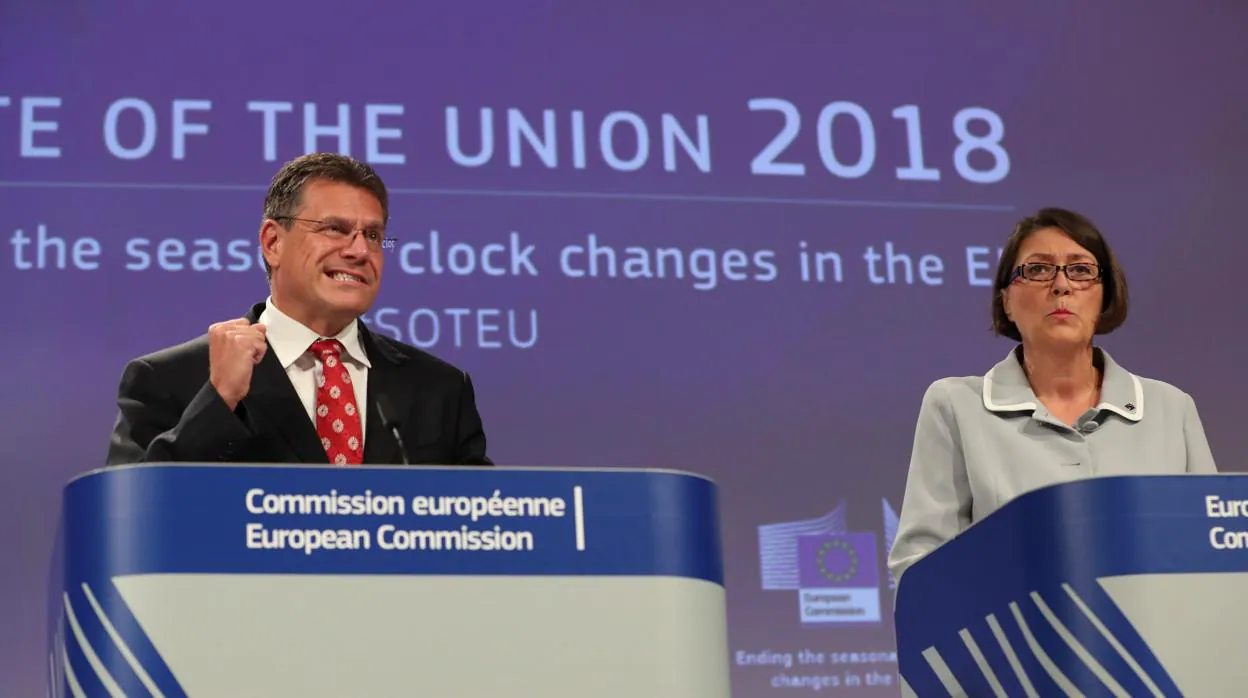 El vicepresidente de la Comisión Europea (CE) de Energía, Maros Sefcovic (i), y la comisaria europea de Transportes, Violeta Bulc (d)