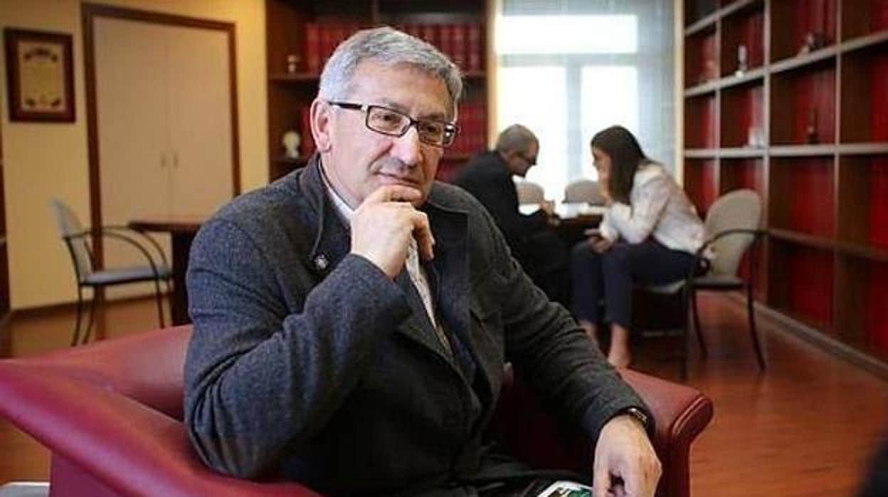 El rector de la Universidad de Oviedo, Santiago García Granda, asegura que la sanción no es firme contra el profesor de Psicología Diferencial