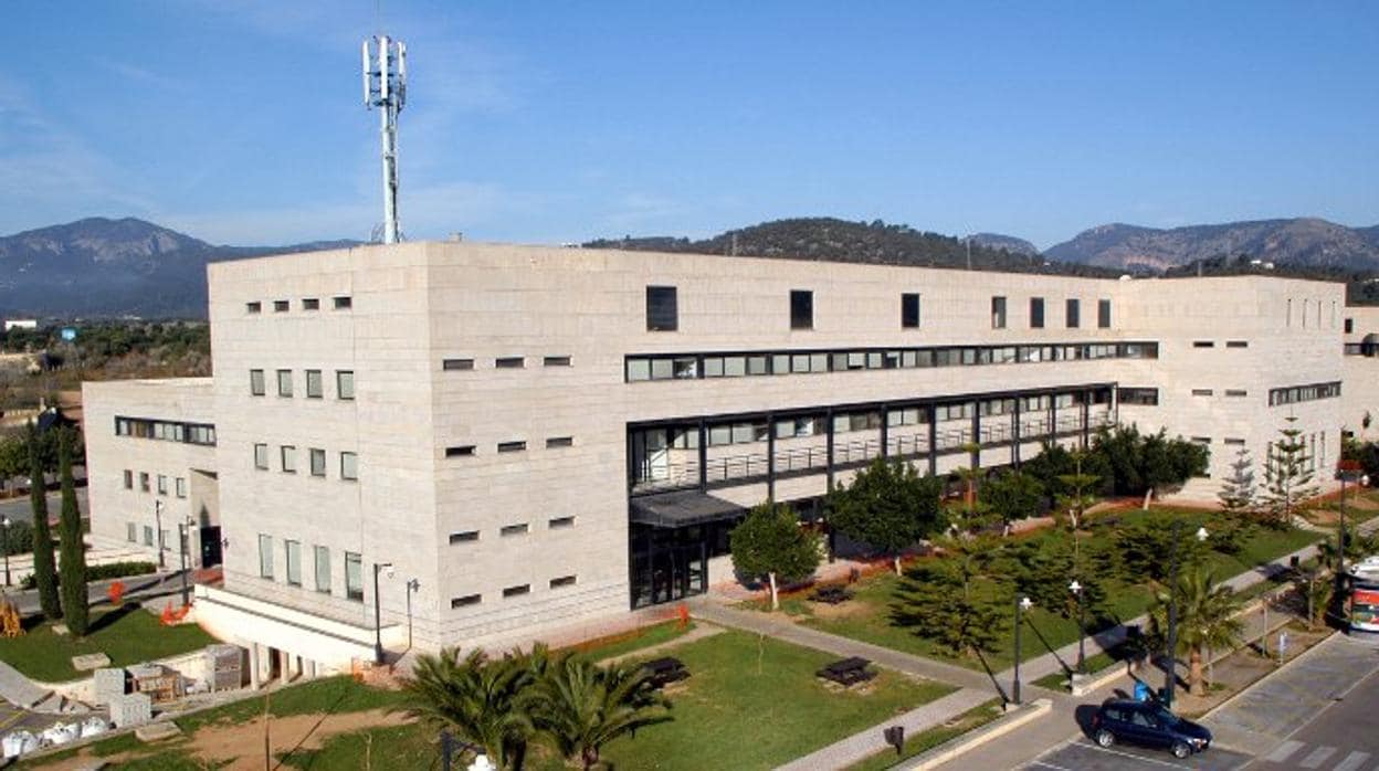 Fachada de una facultad de la Universidad de Baleares