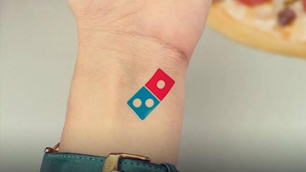 Domino's Pizza cancela una promoción que ofrecía pizza gratis por tatuarse su logo tras el éxito de la campaña