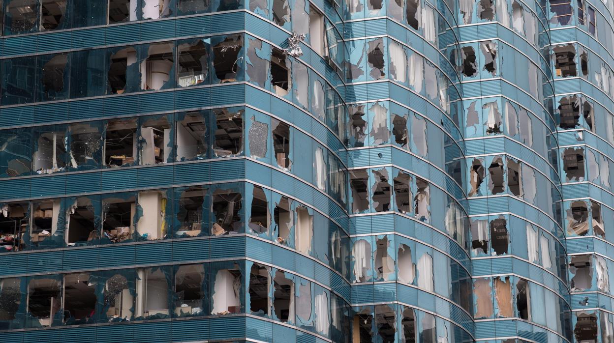 Destrozos en un edificio de oficinas tras el paso del tifón Mangkhut en Hong Kong