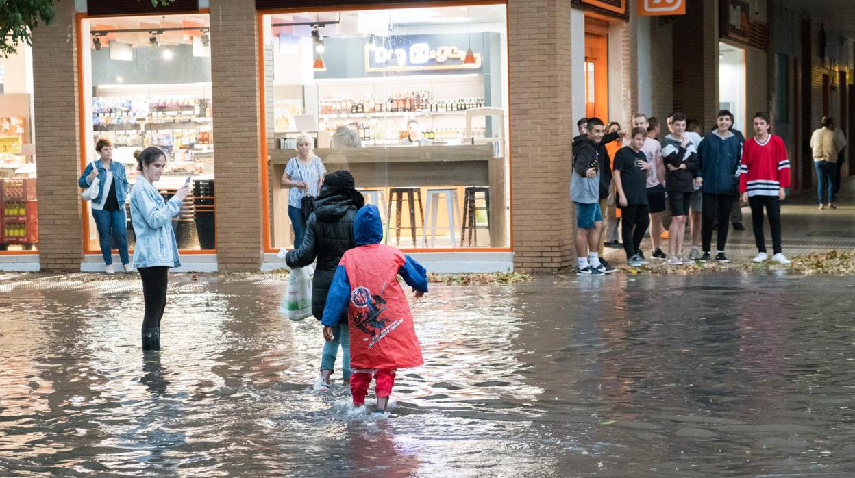 Las calles de Logroño, este lunes, inundadas a causa de la tormenta