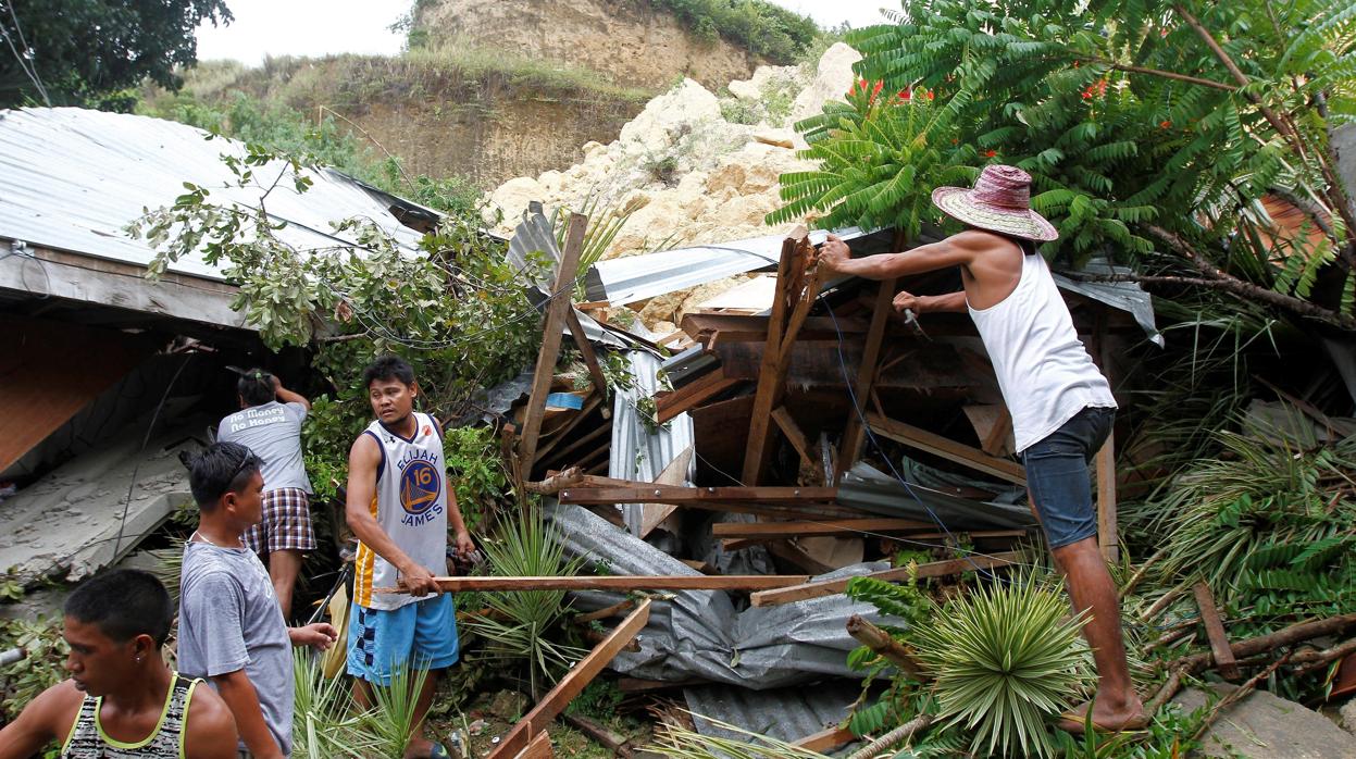 Una de las viviendas sepultadas po la avalancha de tierra en Naga