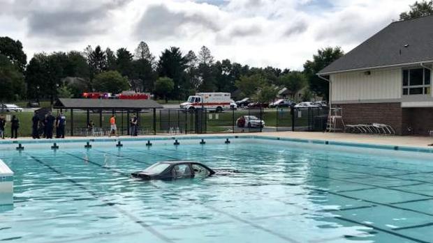 Una clase de conducir acaba con el coche aparcado en el fondo de una piscina