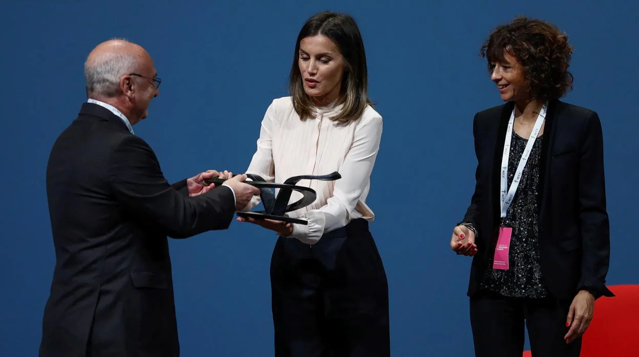 La Reina Letizia entrega los garlardones «V de Vida» 2018, a los descubridores de la técnica CRISPR, Francisco Martínez Mojica (i), y Emmanuelle Charpentier (d)