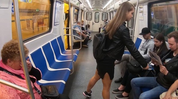 Una activista rusa rocía con lejía la entrepierna de los hombres que hacen «manspreading»