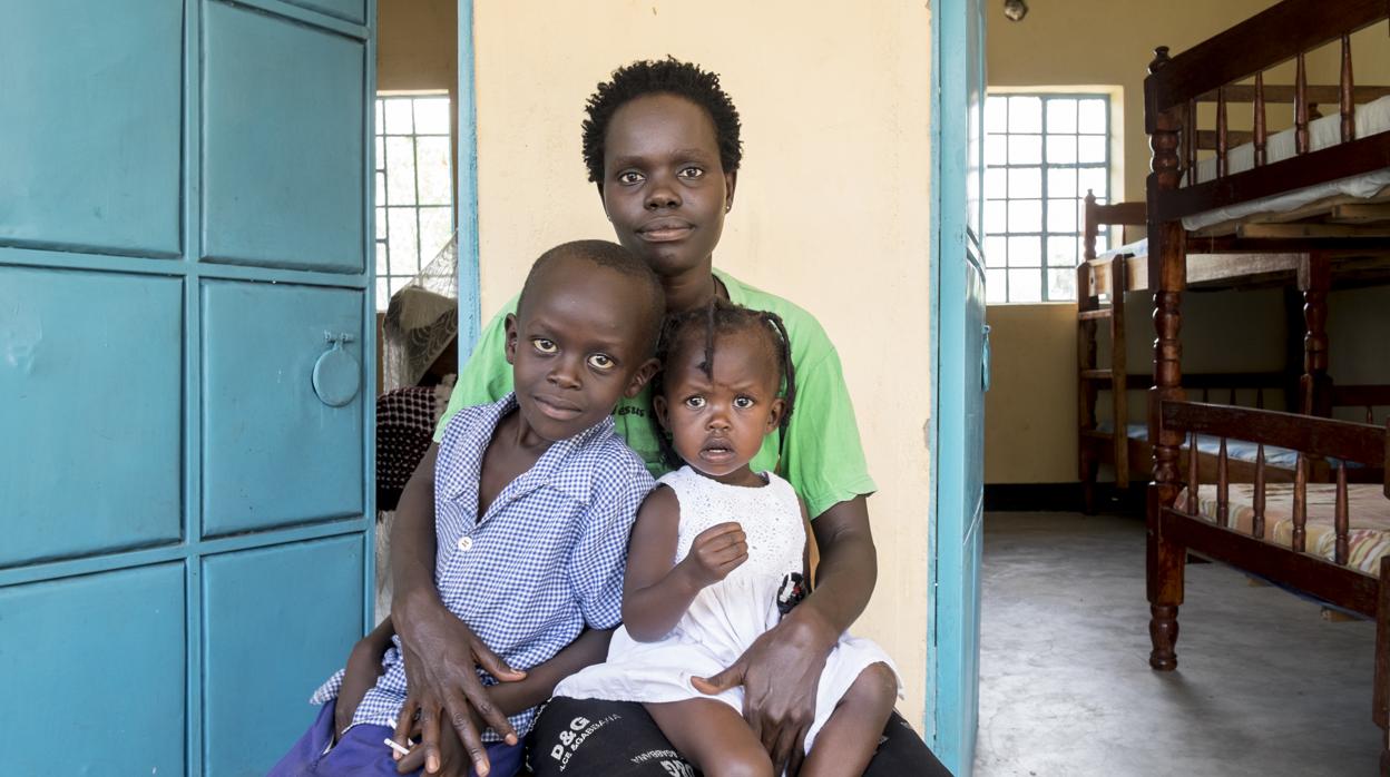 Una madre keniana con sus dos hijos