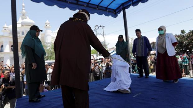 Un tribunal malasio condena a una mujer a recibir azotes por prostituirse