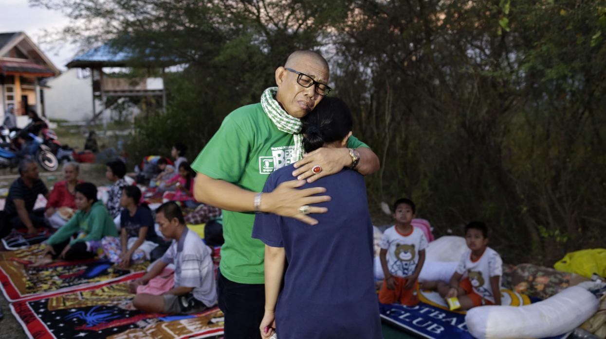 Un hombre abraza a su hija con la que se reencuentra tras el tsunami en Palu