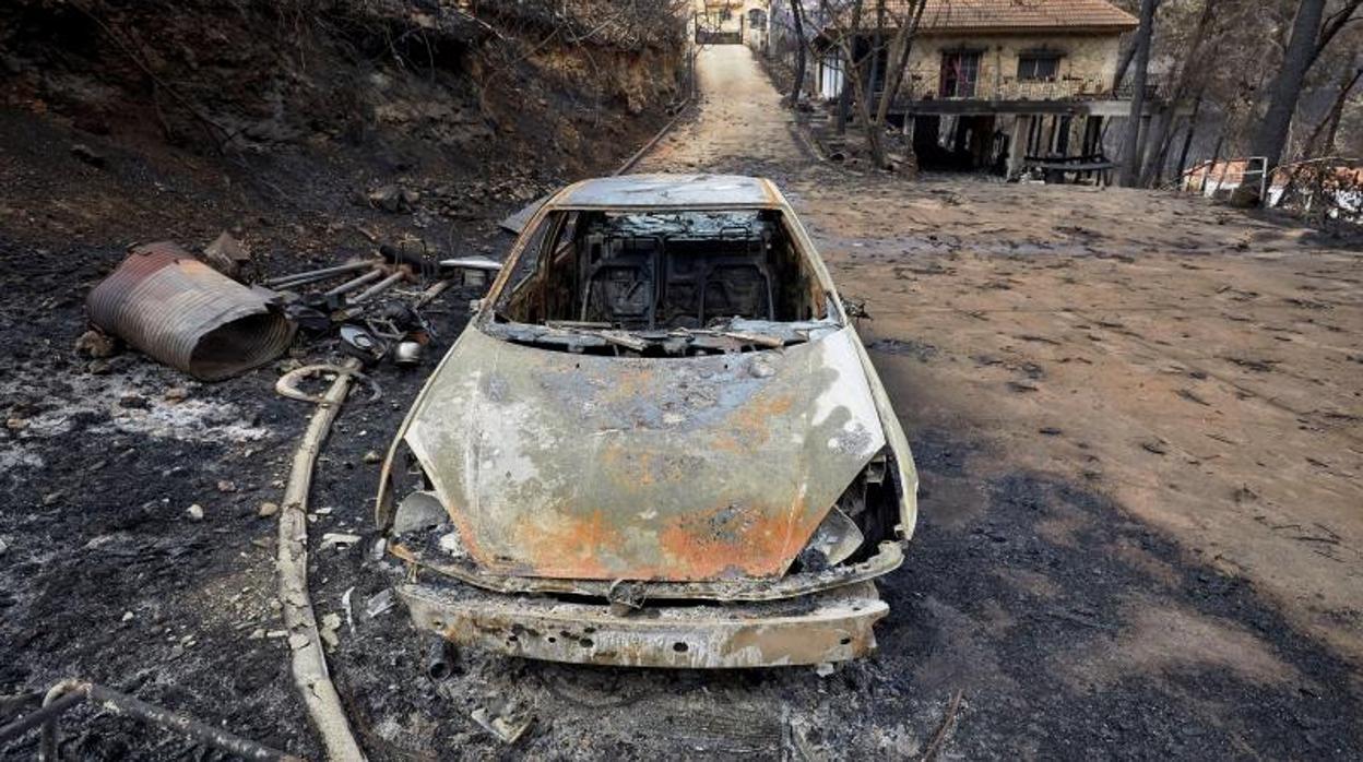 Daños causados en la urbanización Las Cumbres, que se vio rodeada por el incendio forestal de Llutxent