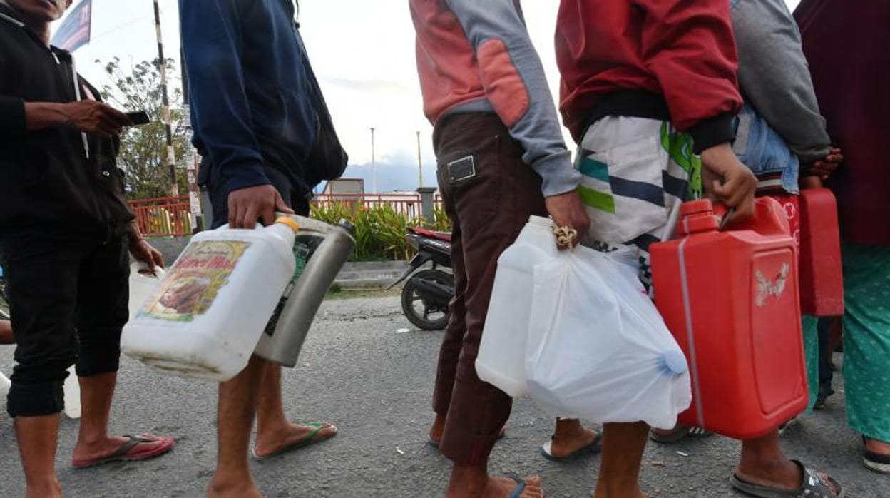 Colas para comprar gasolina en Palu (Indonesia)