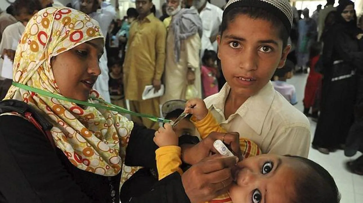 Un niño es vacunado contra la polio en Pakistán