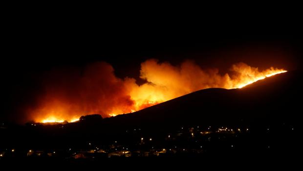 Un enorme incendio cerca la Sierra de Sintra, a 30 kilómetros de Lisboa