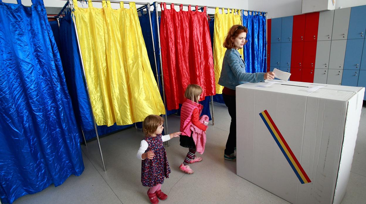 Una mujer vota en Bucarest