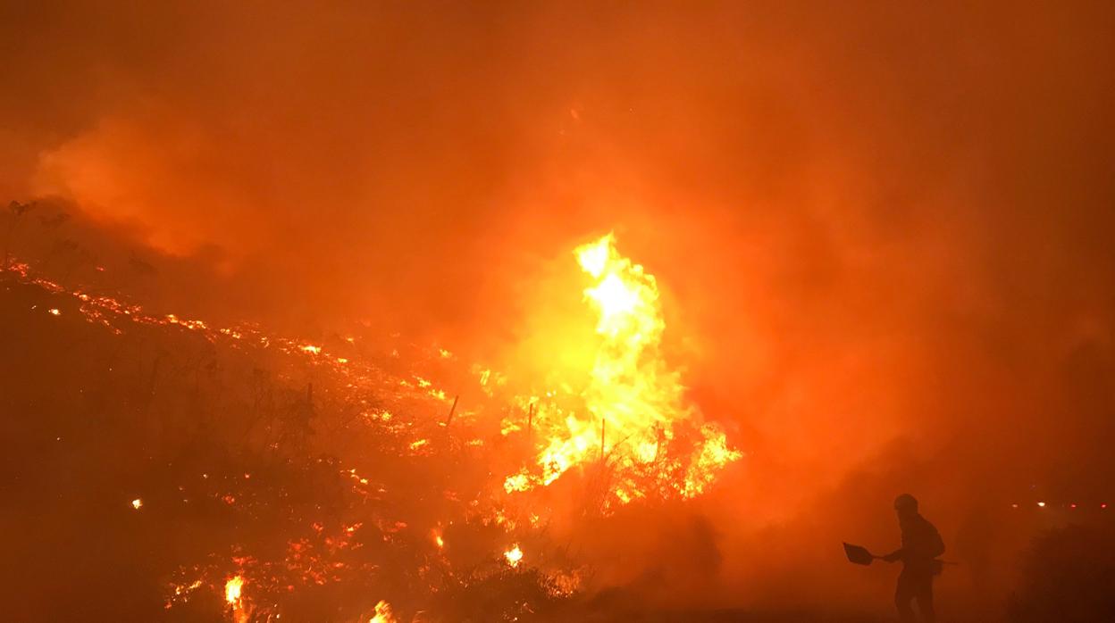 Imagen del fuego activo en Mondariz, que ya ha devorado 120 hectáreas