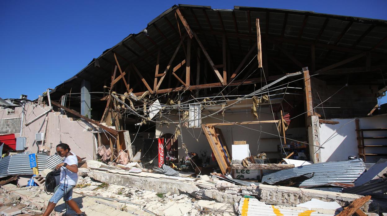 Vista de un mercado destruido por el paso del huracán Michael en Florida (Estados Unidos)