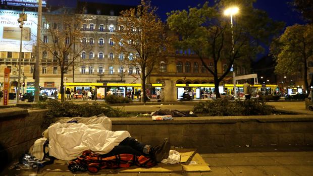 Hungría prohíbe a los sin techo dormir en la calle