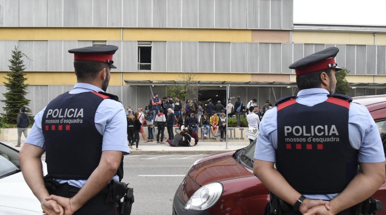 Los colegios tuvieron que tener protección policial en la jornada del 1 de octubre