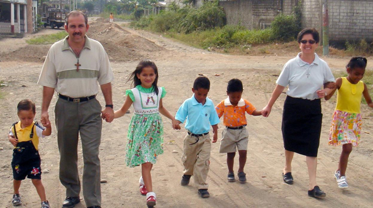 Pedro Manuel Salado, misionero en Ecuador, con un grupo de niños de la casa en la que trabajaba