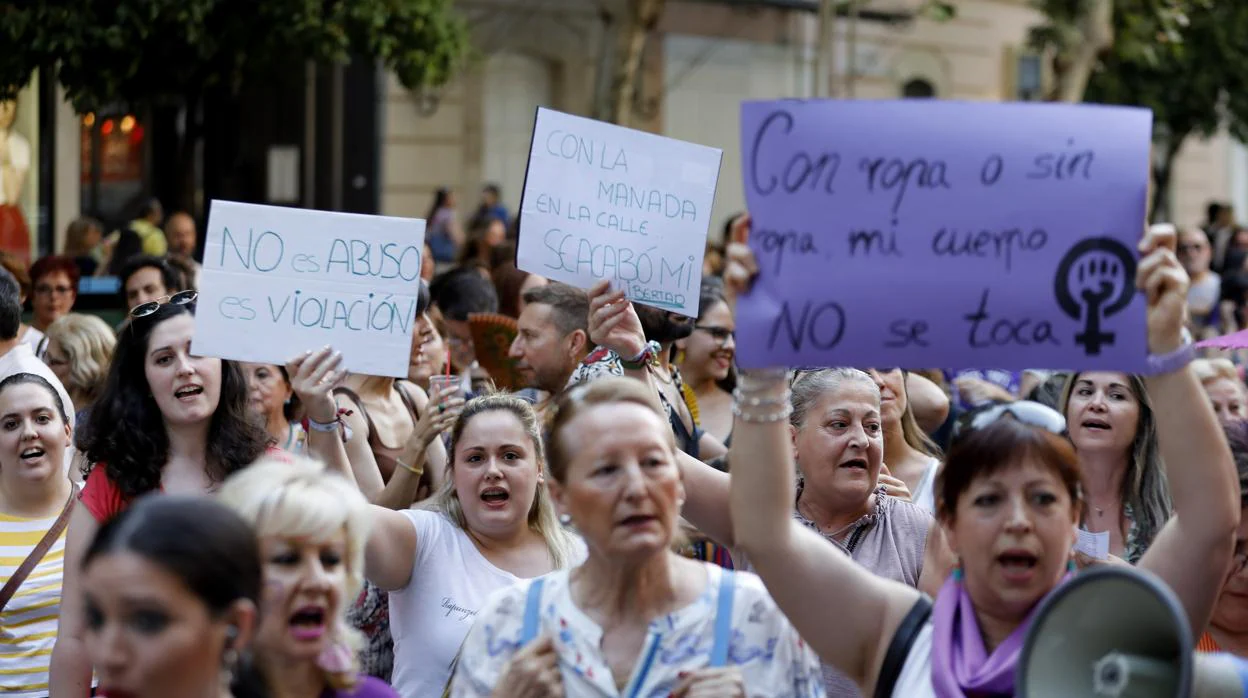 Un grupo de mujeres protesta en la calle por la sentencia de La Manada