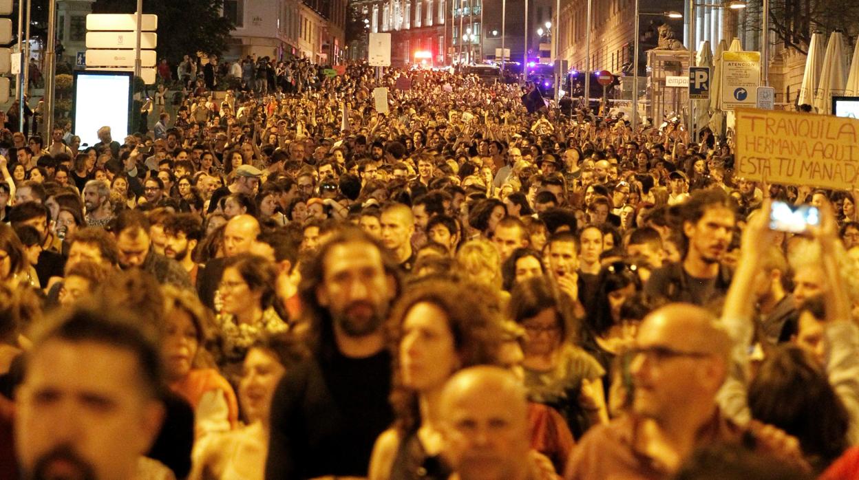 Miles de personas asistieron la pasada primavera a la concentración convocada por colectivos feministas frente al Ministerio de Justicia, en Madrid, para expresar su apoyo y solidaridad a la víctima de los miembros de La Manada