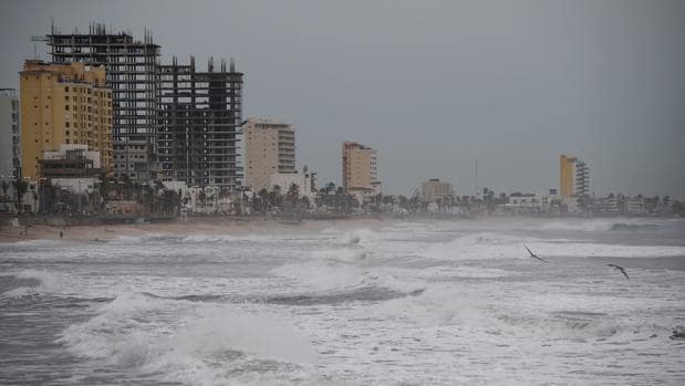 El huracán Willa amenaza la turística costa del Pacífico mexicano