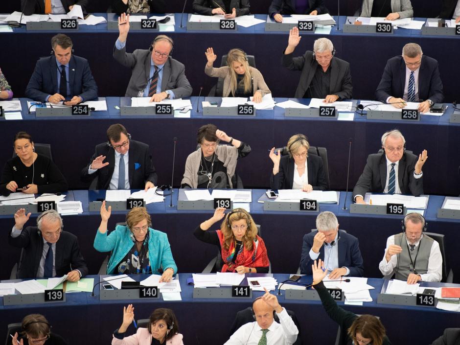 Miembros del Parlamento Europeo votan una nueva ley para prohibir la venta de plásticos de un solo uso