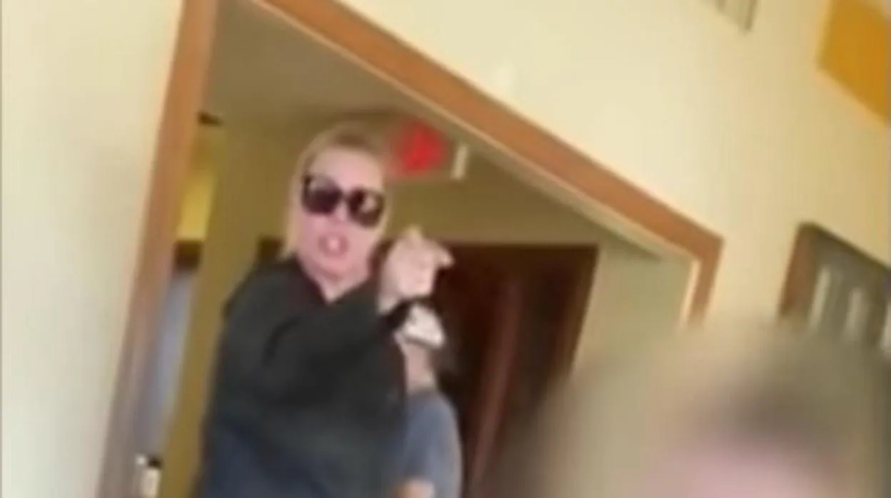 Captura de imagen del vídeo que muestra a la mujer gritando