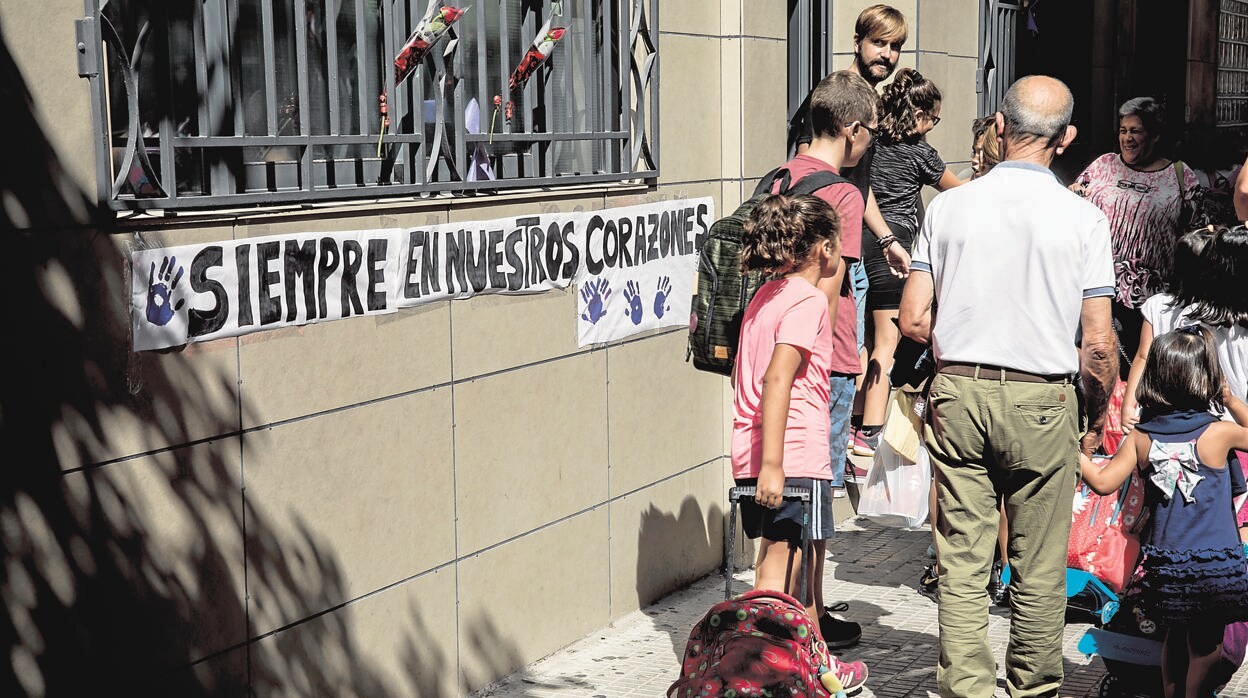 Homenaje en el colegio Lope de Vega, de Castellón, hace un mes tras el asesinato de Nerea y Martina