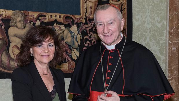 La vicepresident del Gobierno, Carmen Calvo, con el secretario de Estado vaticano, Pietro Parolin