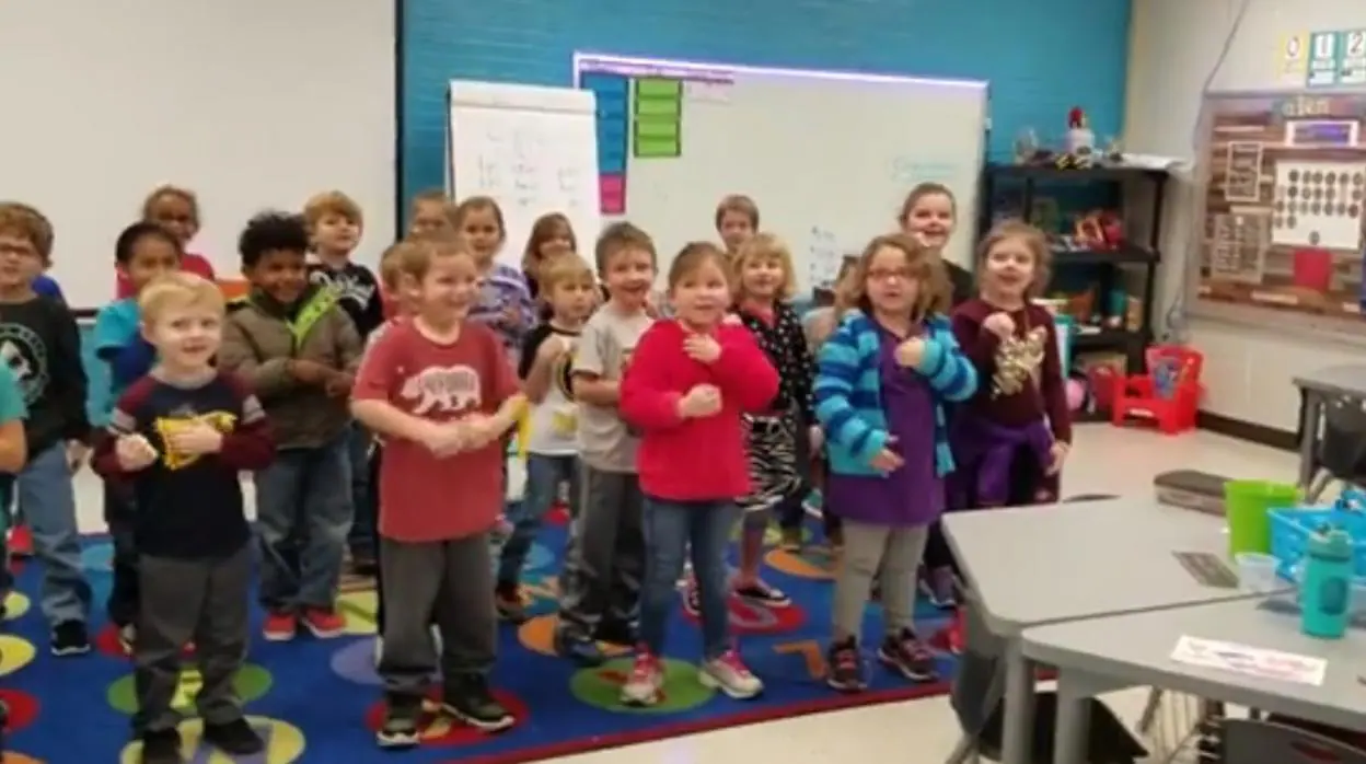 Captura de imagen del vídeo en el que los niños interpretan el «Cumpleaños Feliz»