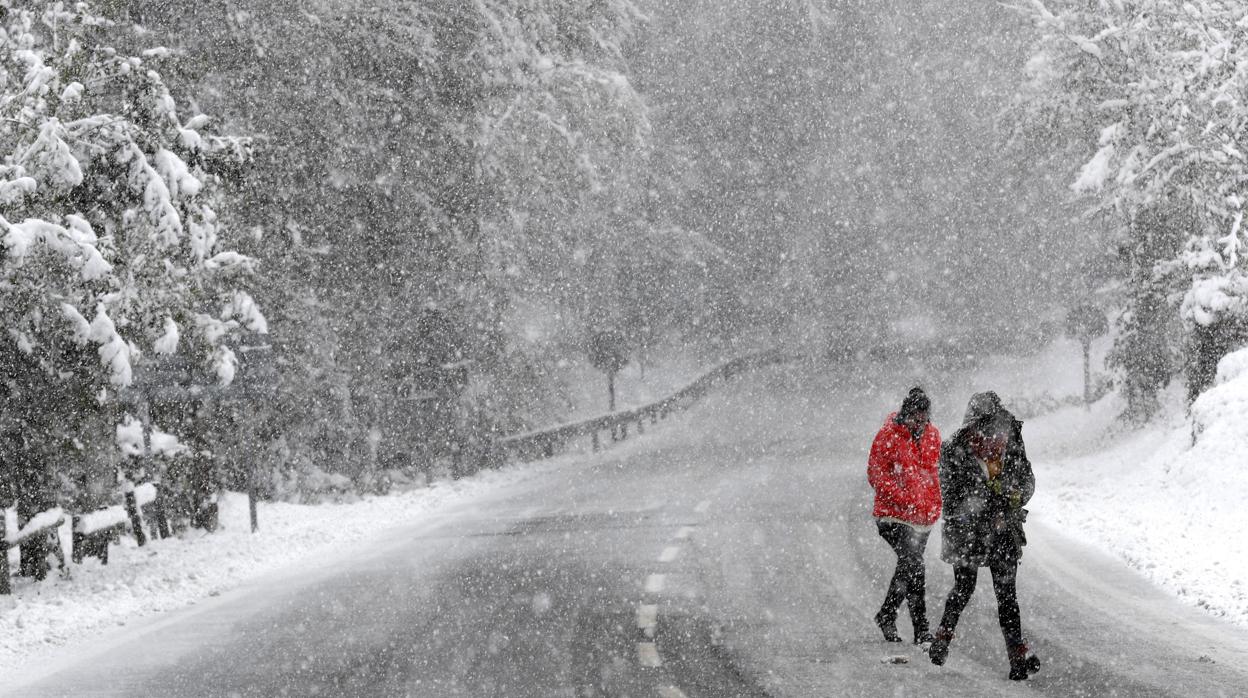 Dos personas caminan bajo la nieve, este lunes, en Roncesvalles