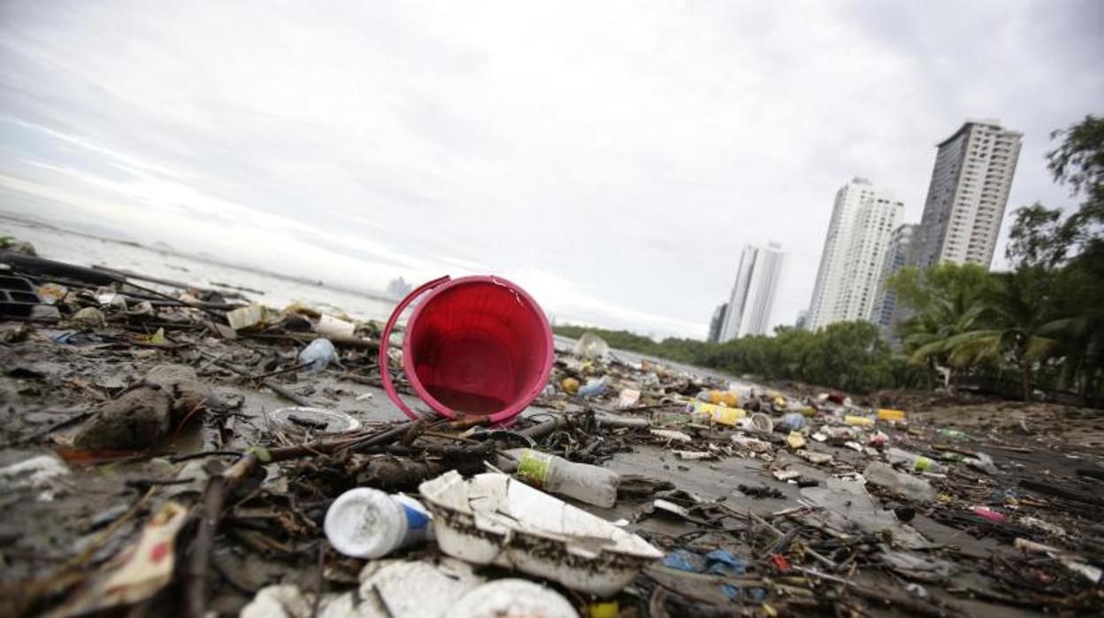 Vista general de la Bahía de Panamá con basura y residuos plásticos