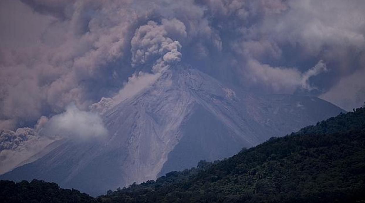 Imagen de archivo de una erupción del volcán de Fuego